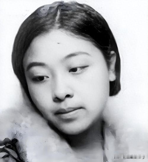 丁玲沈从文恩怨始末
1，
1925年的北京，20岁的丁玲与22岁的沈从文，因文学