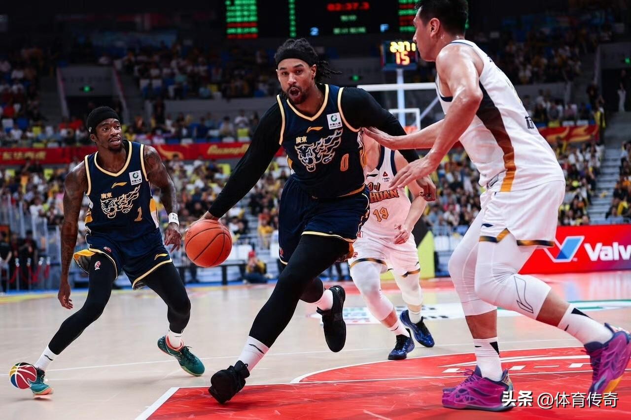 广东宏远的问题球迷看的清清楚楚：
一是没重量级内线，保护不了篮板球。萨林杰不是站