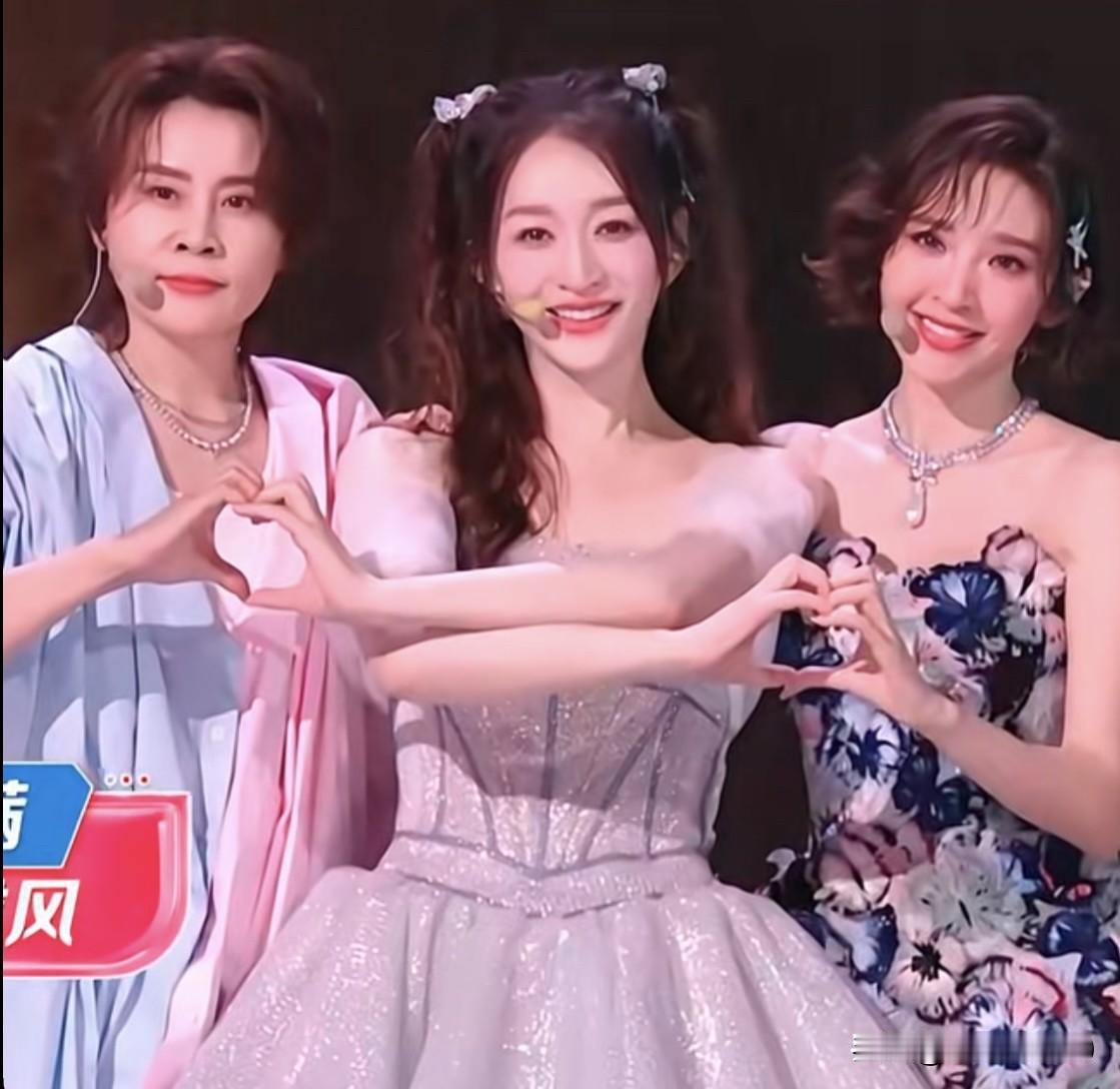 天啦，李小冉要成精了！50岁的李小冉和39岁的唐艺昕，42岁的王濛一起，年龄是最