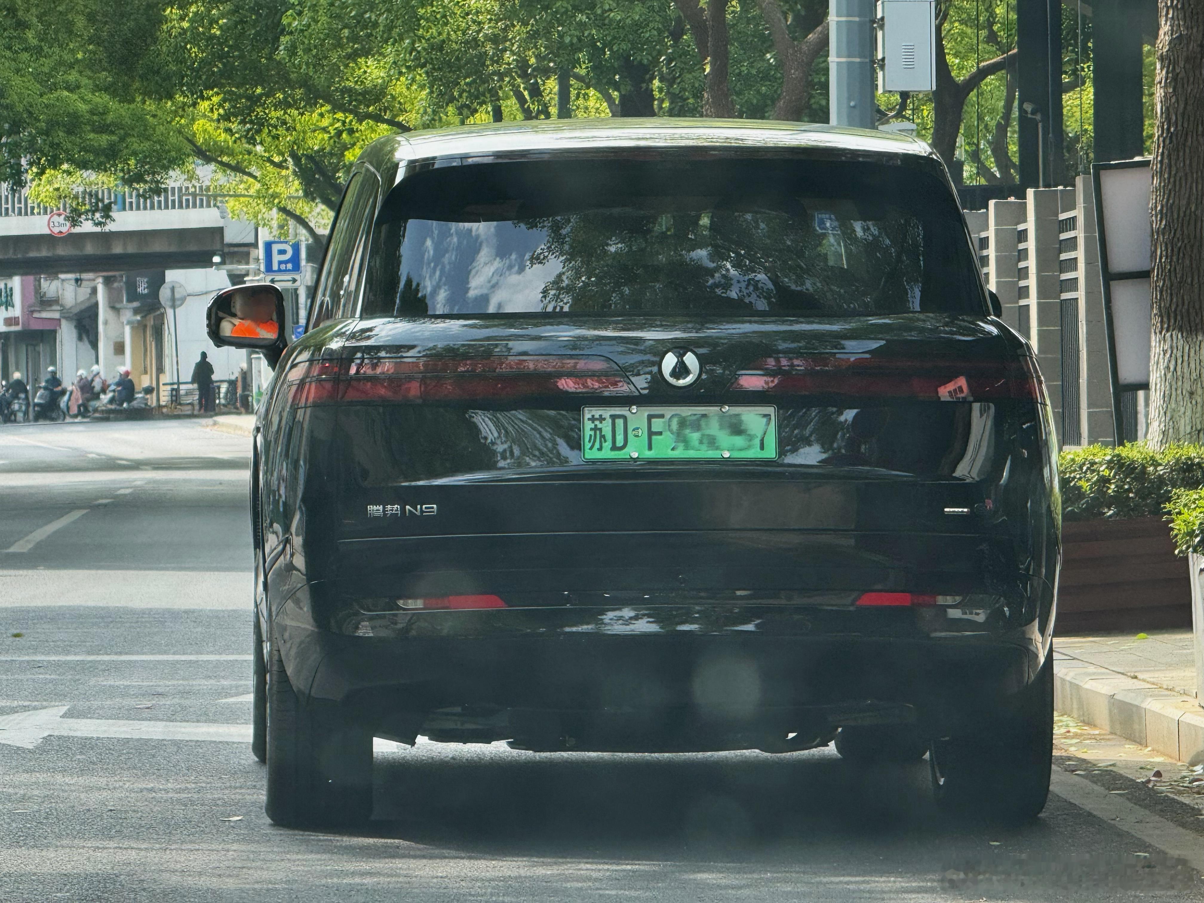 腾势N9在路上给人的体量感真的巨大，给人一种公路坦克的感觉[哆啦A梦吃惊][哆啦