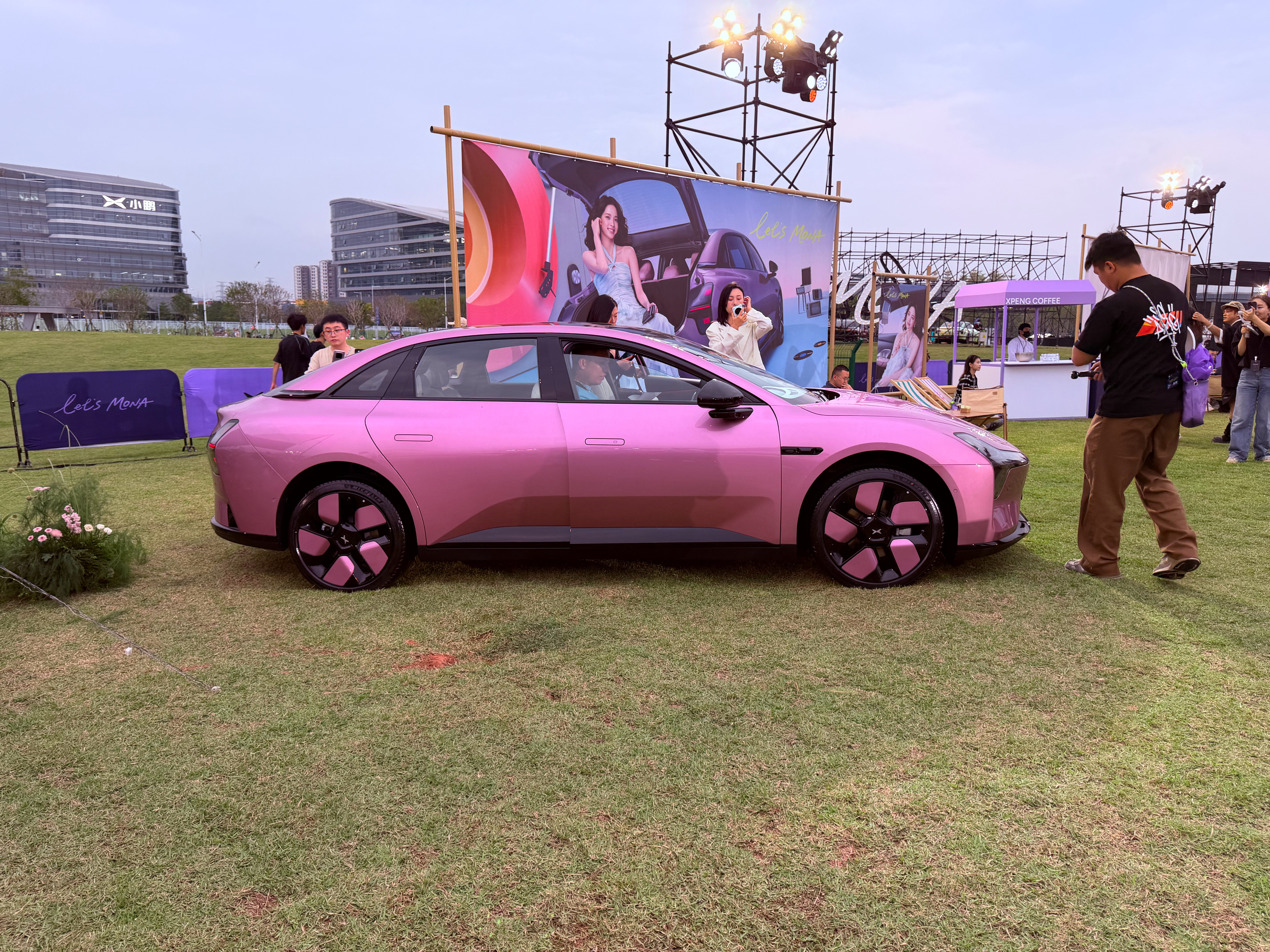 2026款小鹏MONA大大大大大升级小鹏MONA M03发布会现场，清一色帅哥美