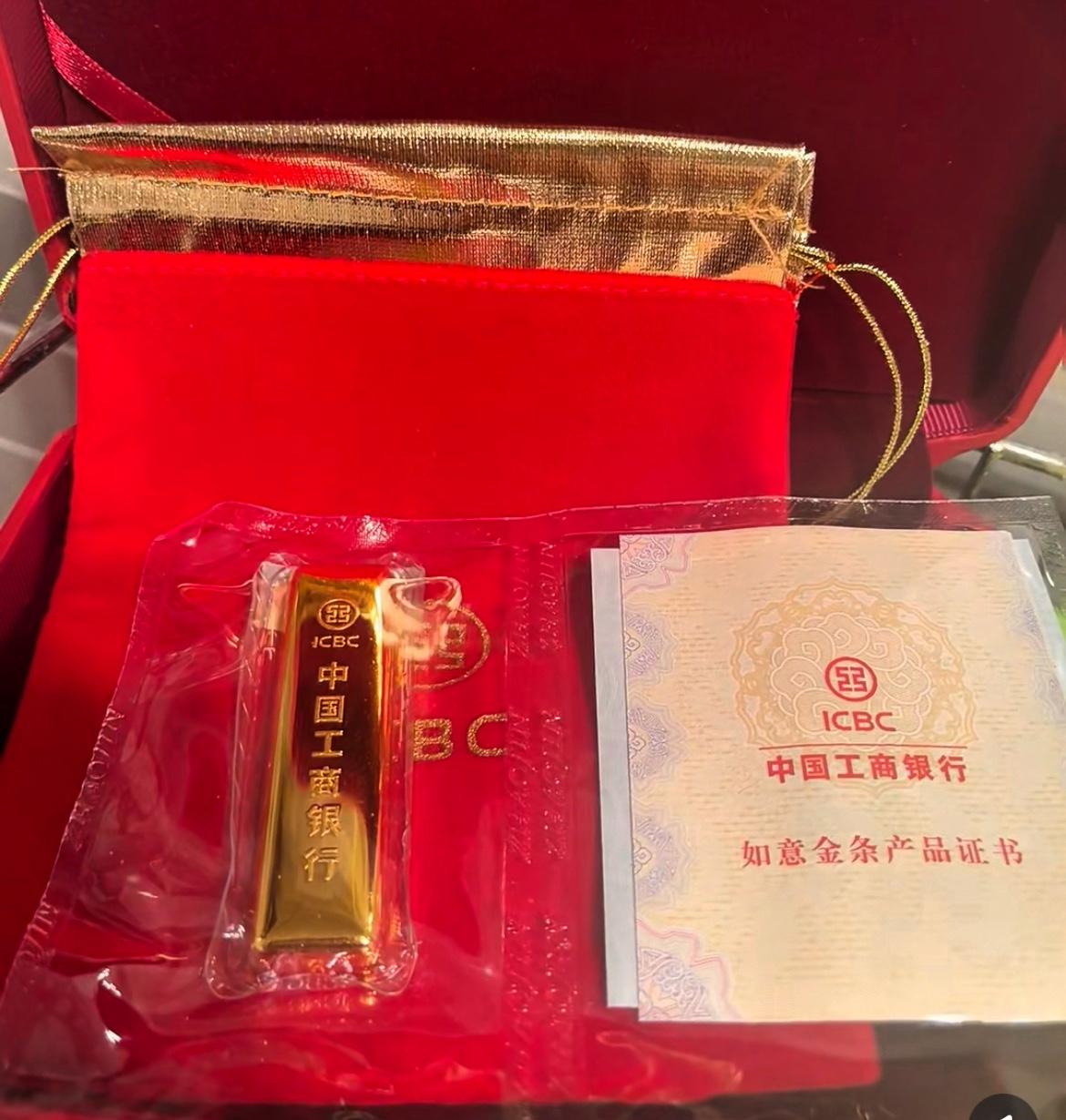 去年在工商银行买的金条每克560元，
买了100克，现在黄金暴涨，
去金店想卖掉