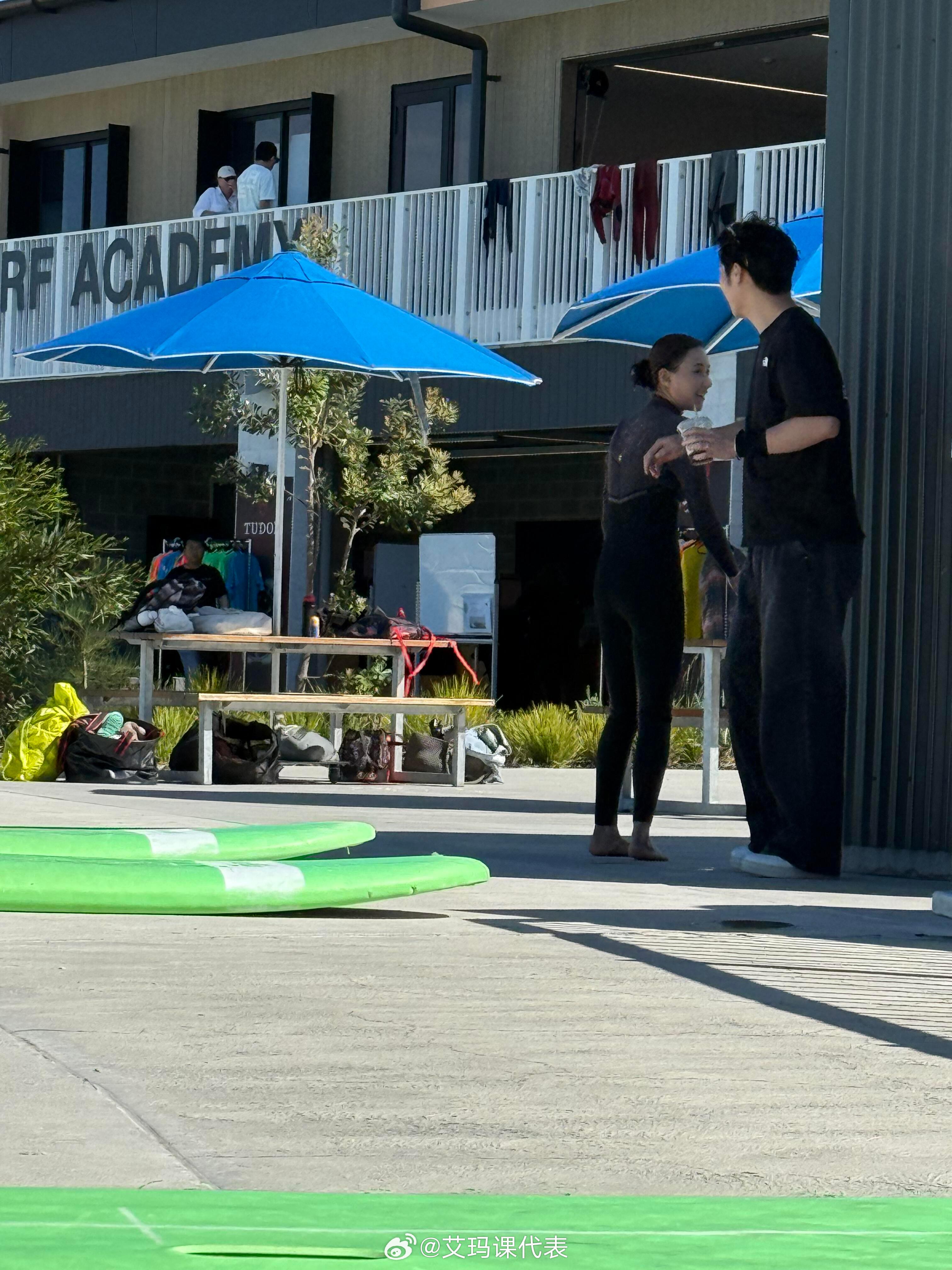 窦骁何超莲婚变风波后首同框窦骁何超莲澳洲度假 窦骁何超莲婚变风波后首同框，两人现