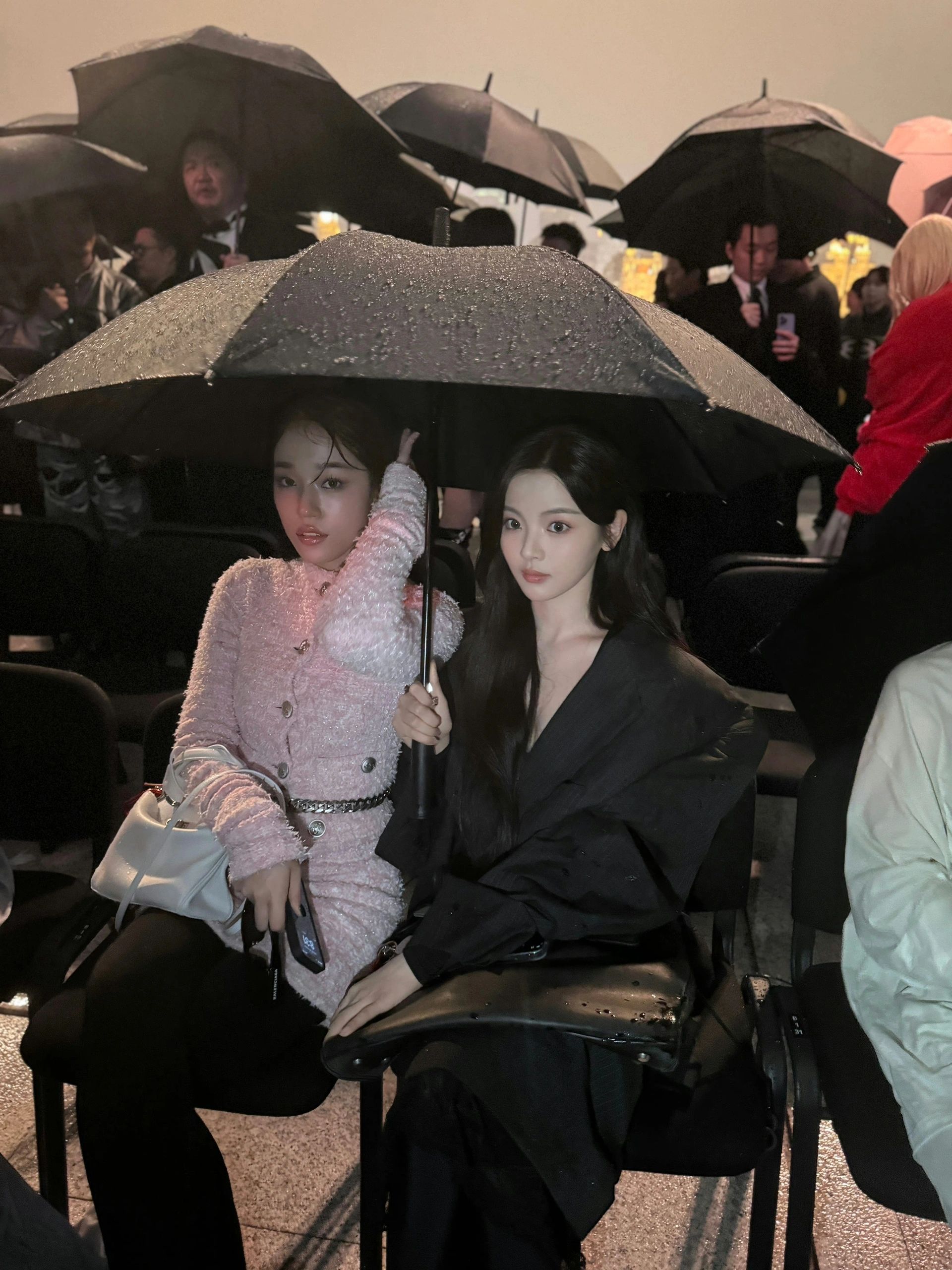 杨超越身边水光肌的妹子，妆是被雨水淋掉了吧，黯然失色 ​​​