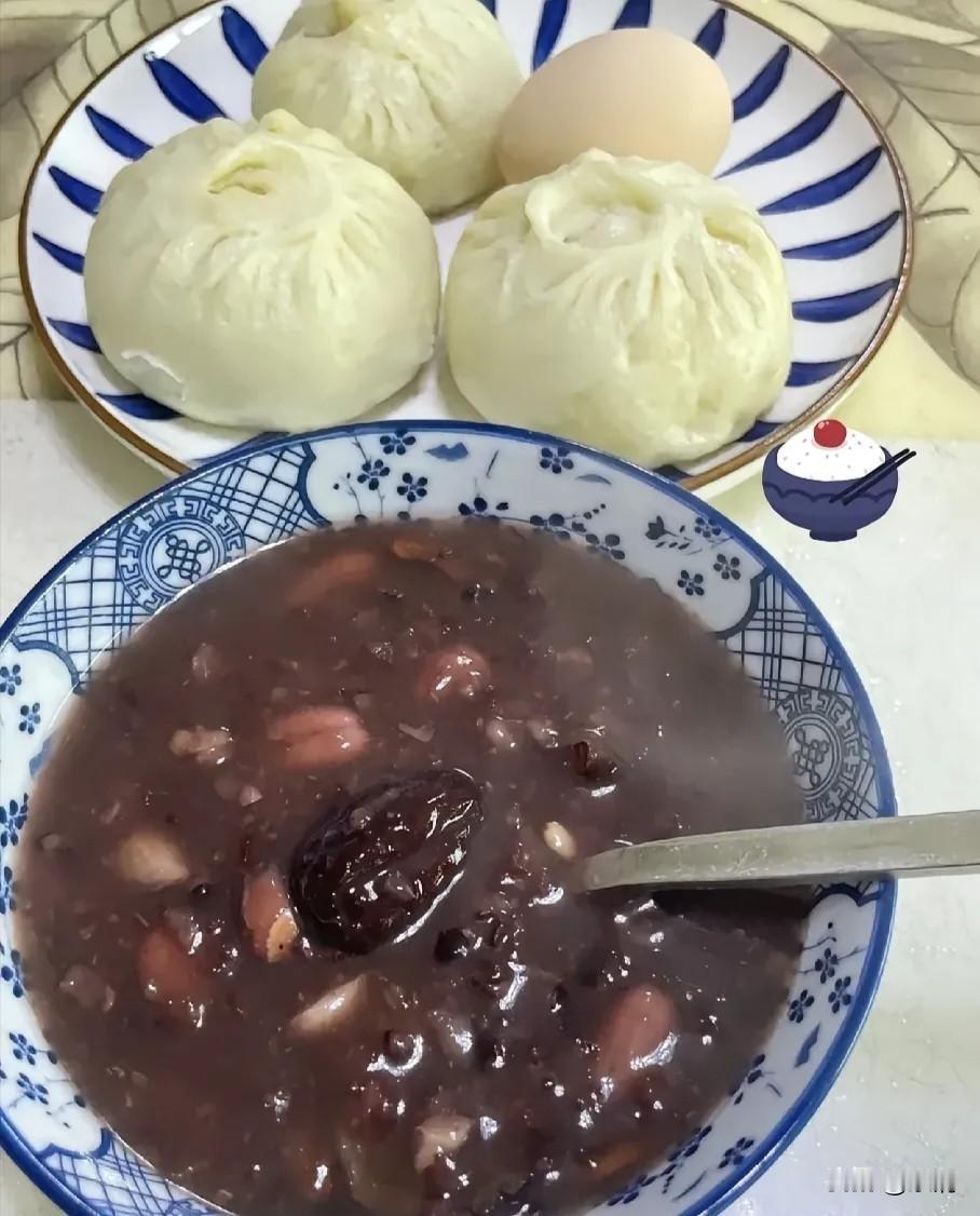 我更喜欢喝杂粮粥。
 
白粥软软糯糯，清淡顺口，胃不舒服的时候喝上一碗很舒服，简