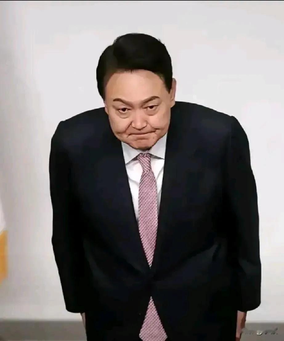 布林肯今天抵达韩国，对尹锡悦是保护还是抛弃，引起了网民极大争议。有人说拜登政府行