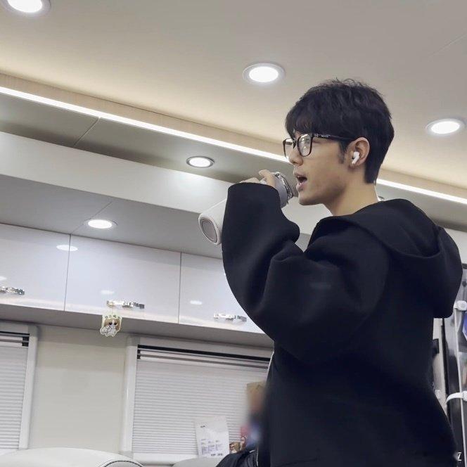 肖战怎么可爱成这样 练习室里全是各种小巧思：比格快去喝水 刘铮亮广告宣传单 