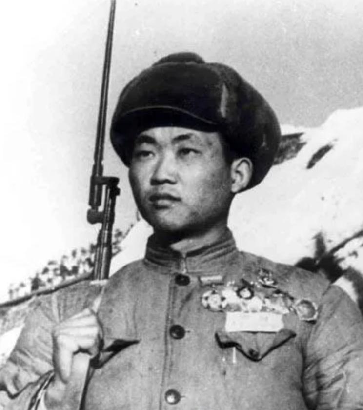 1952年，上甘岭战役中，一名新兵守阵地时，见美军冲来十分慌乱，忽然瞥见敌指挥官