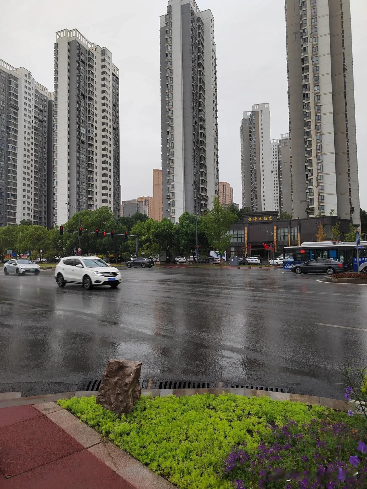  湖北宜昌：这一场雨总算落下来了！前些时日的天气着实奇妙，天气预报明明预告有雨，