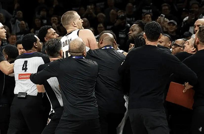 篮球  今年约基奇、去年波特踏入场内、前年默里扔热敷包均未禁赛04月27日讯 N