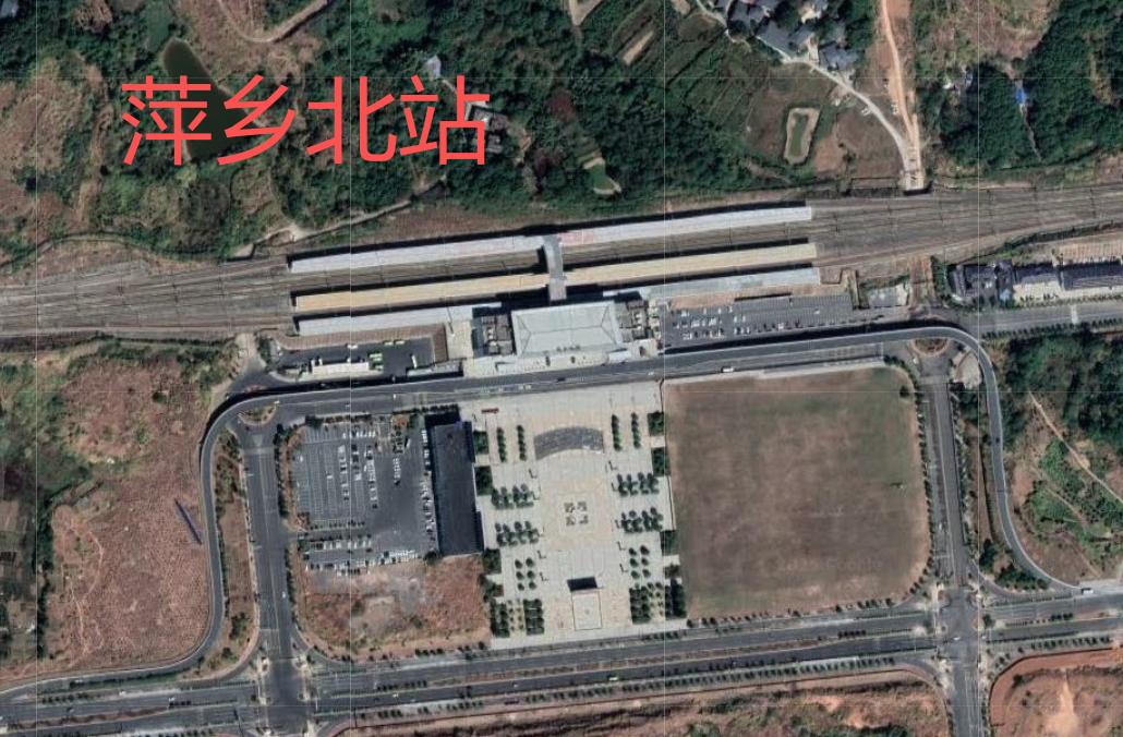 萍乡北站位于上栗县彭高镇，现为二等车站（3台7线），未来渝厦高铁与沪昆高铁交汇于