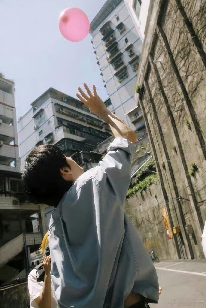 张颜齐新专辑里写满了故事张颜齐新专辑山和故人正式上线 齐哥这次把经历都写进歌里了