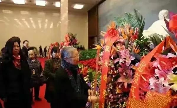 这是刘思齐和后代纪念毛主席的10张照片，再婚的她有情有义。

1950年，毛岸英