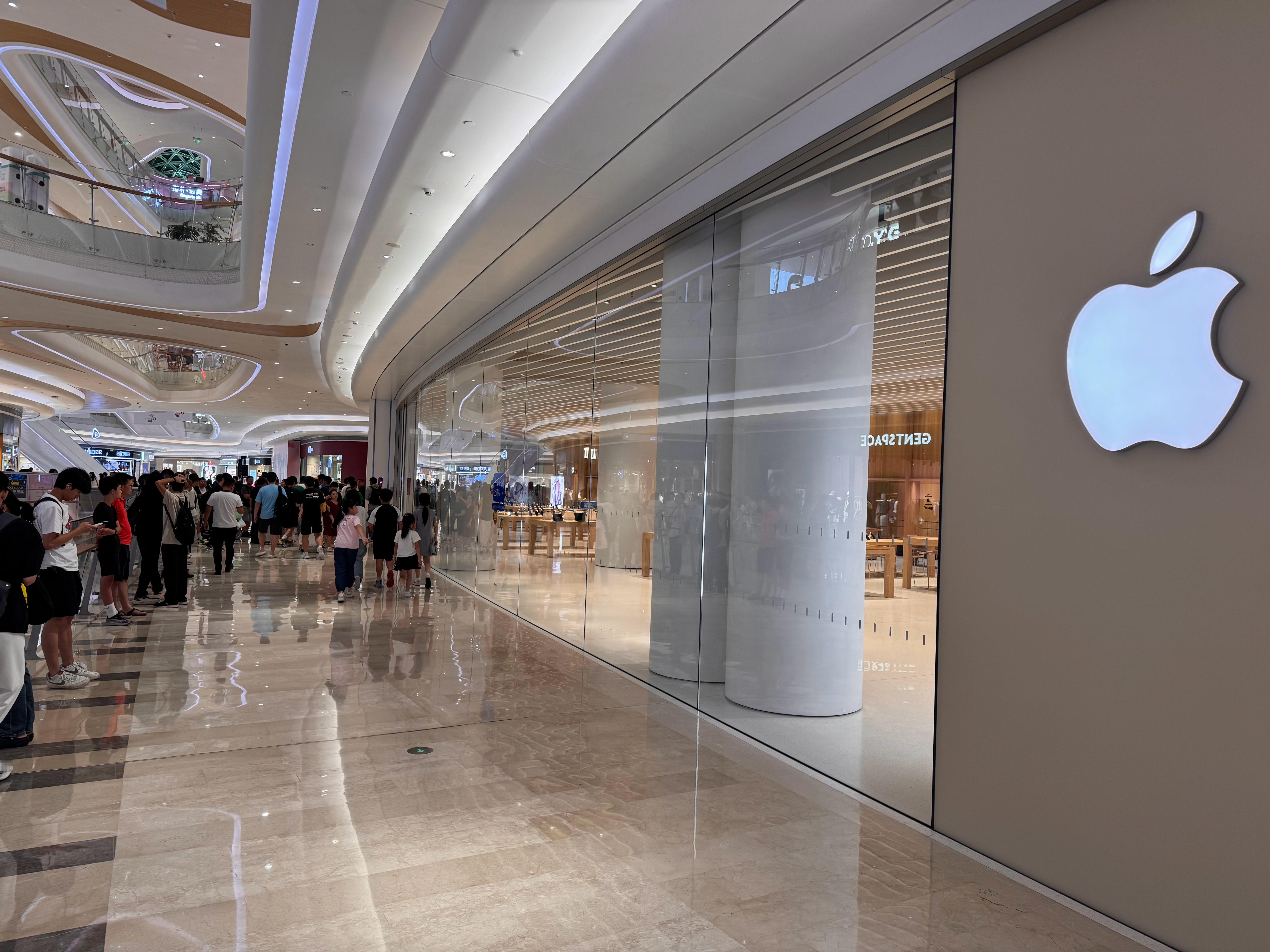 深圳第三家 Apple Store 明早十点开业，现在已经有几十号人排队了，大多