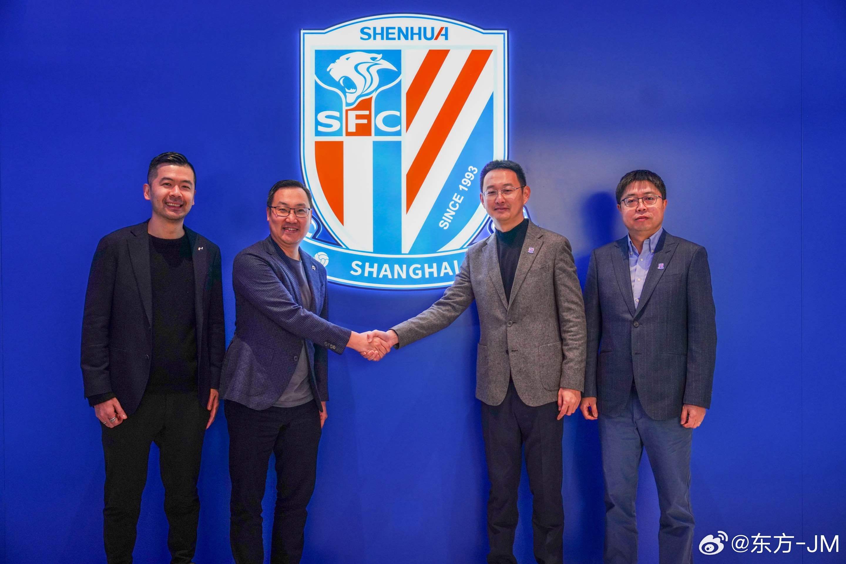 记得2018年刚来上海的时候就住在虹口足球场旁边，上海申花有球赛的周末门口总是很