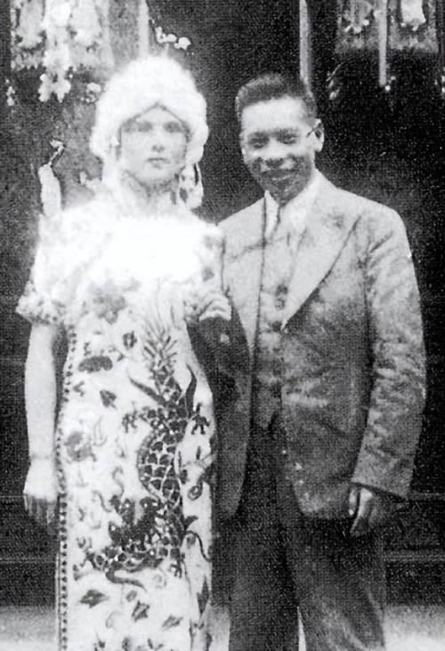 原来蒋家两代人死活不认章亚若的两个儿子，却愿意给抚养费，是因为蒋家人对两个孩子的