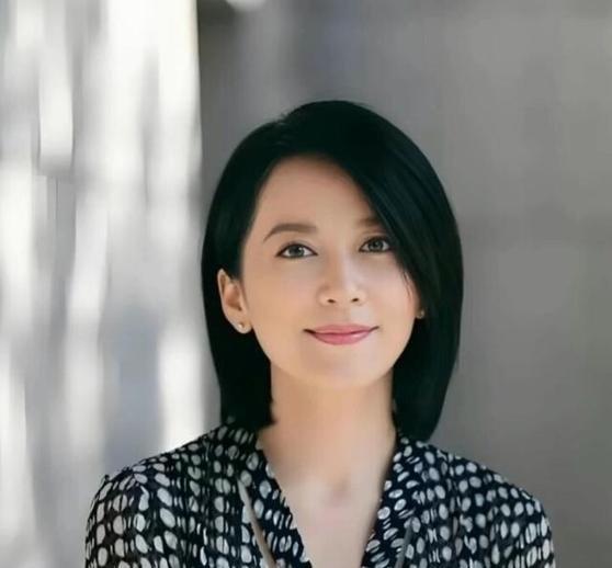 《55岁俞飞鸿单身不婚，却和同一个男人相伴20年，婚姻真是选择题？》有人认为她是