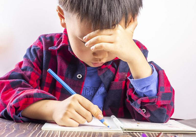 孩子写作业，家长陪不陪得分情况。低年级孩子通常需要陪伴，他们时间规划能力弱，家长