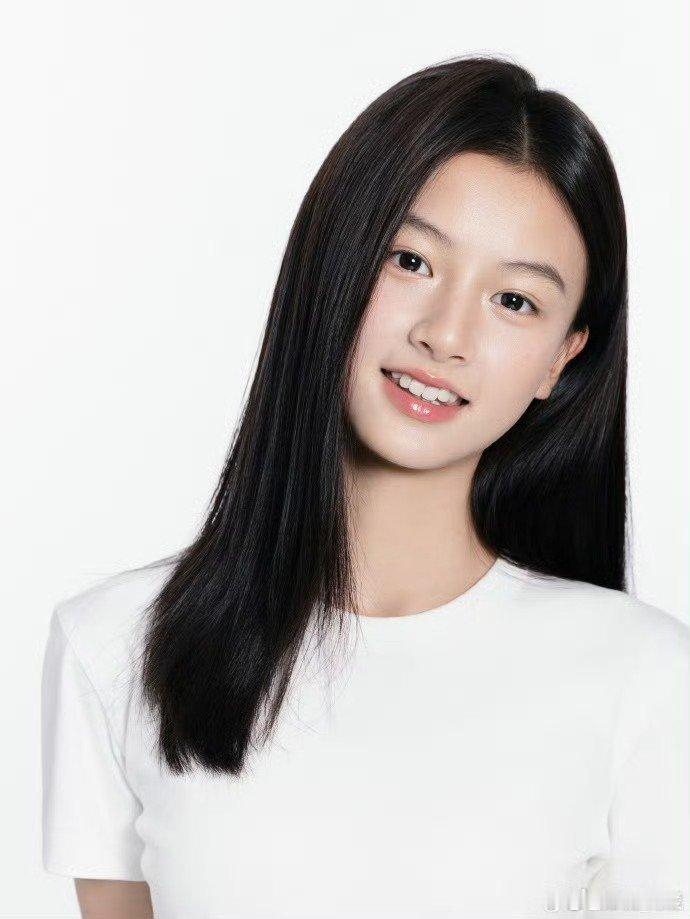 七七第一部戏终于盼到七七官宣首部戏《明日乐园》，还能看到她和钟楚曦同框。俩气质美