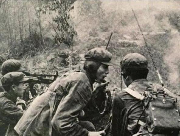 1951年，一名18岁的志愿军战士突然觉得肚子疼，找了一处偏僻的角落上厕所，回来