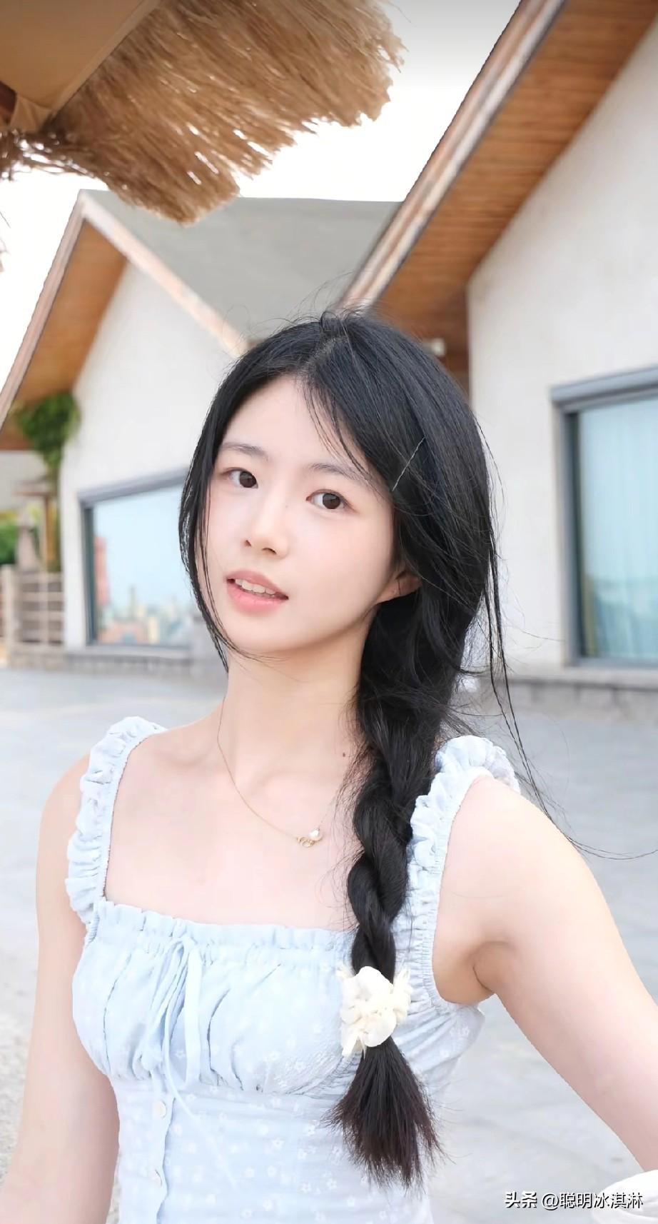 夏日清新少女，阳光下的甜美瞬间