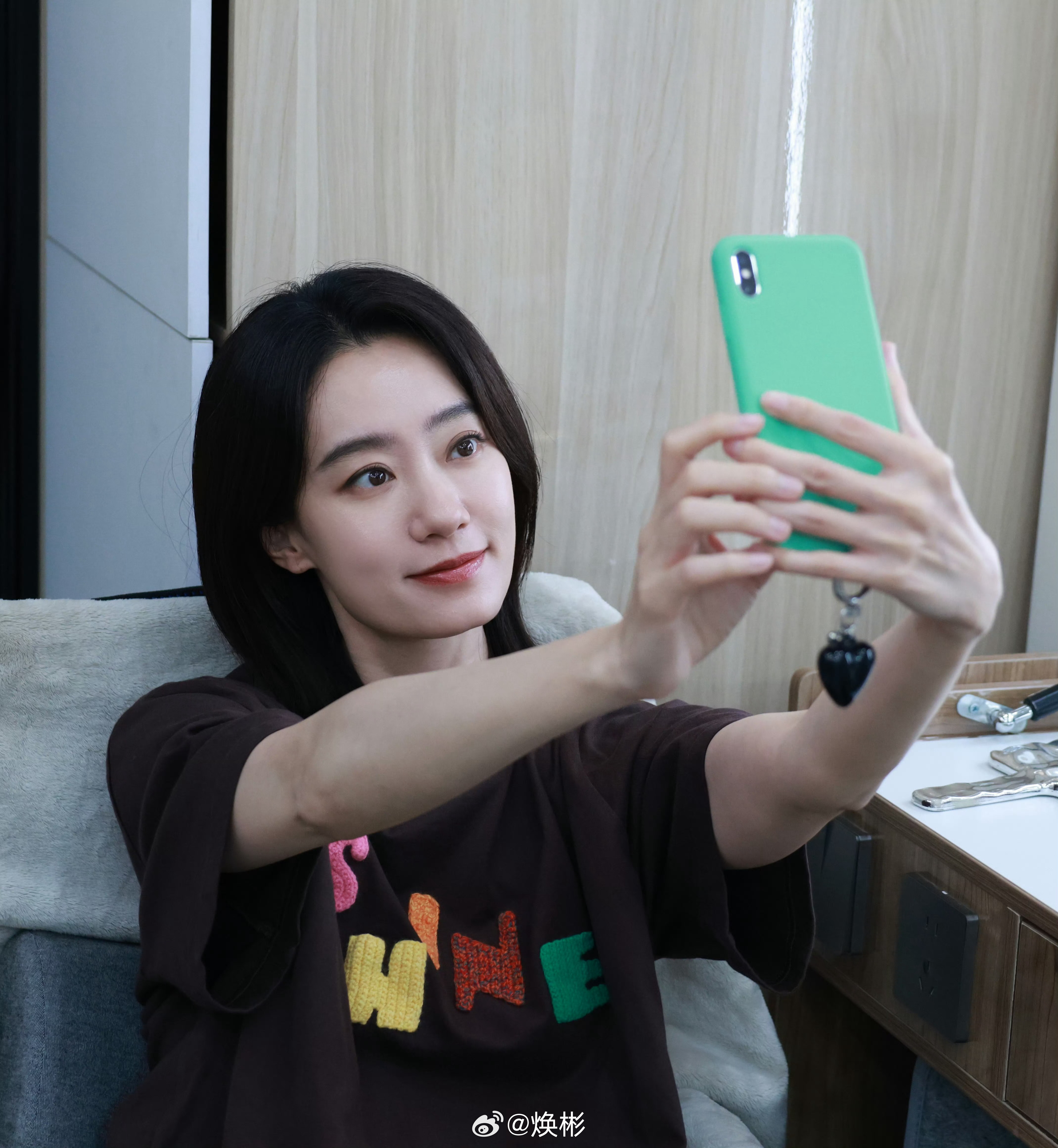 好看的张小斐姐姐也还在用iPhone Xs！ 