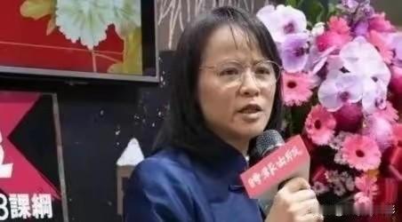 "台北一女中语文老师区桂芝曾面对镜头说：民进党给共产党提鞋都不配！""共产党把大