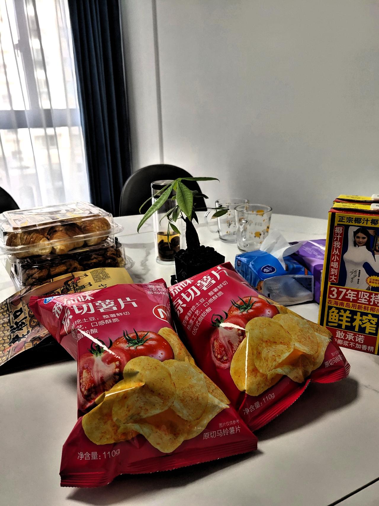 翘首以盼女儿回娘家，除了准备丰盛的饭菜，还给外孙准备了零食和烟花，一切都是那么心