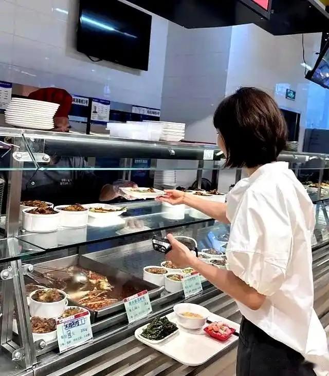 重庆，女子中午去食堂排队打饭，谁料，她的直属领导当众掀开她裙子，还摸了她大腿。女