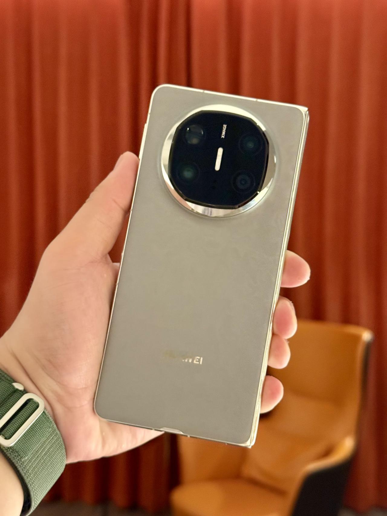 华为Mate X6半年使用体验。

1，是和iPhone 16 Pro Max搭