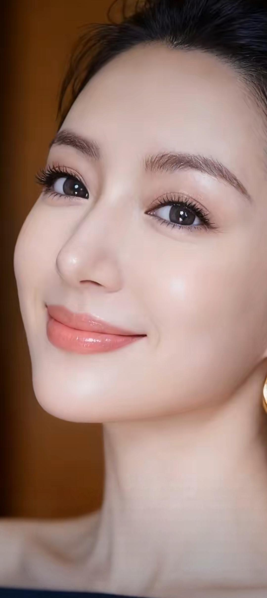 温柔微笑，自然妆容，优雅气质，完美呈现。