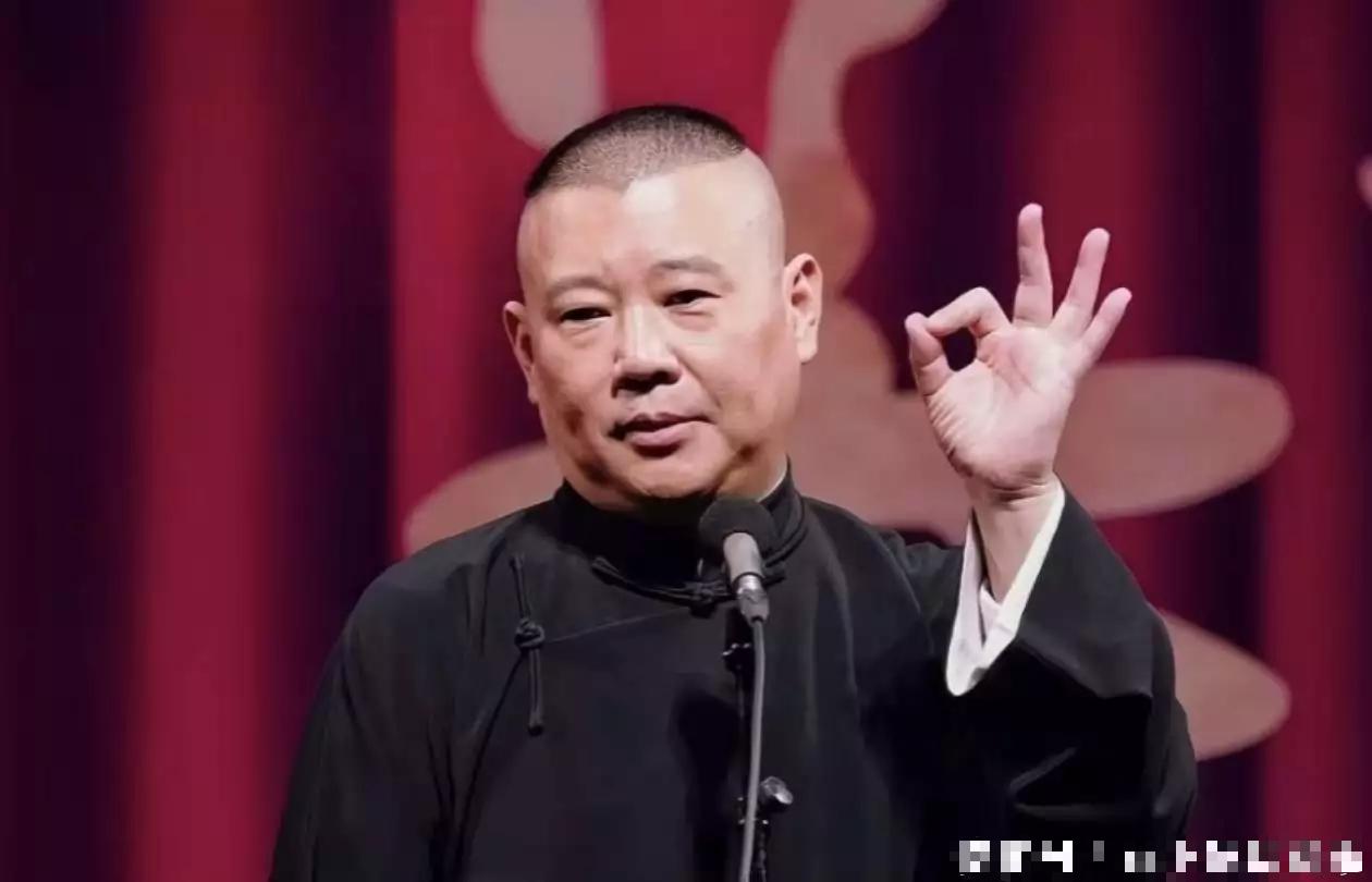 郭德纲的德云社舞台，这次来了位不速之客。

此人不是别人，正是去年与侯耀华两人隔