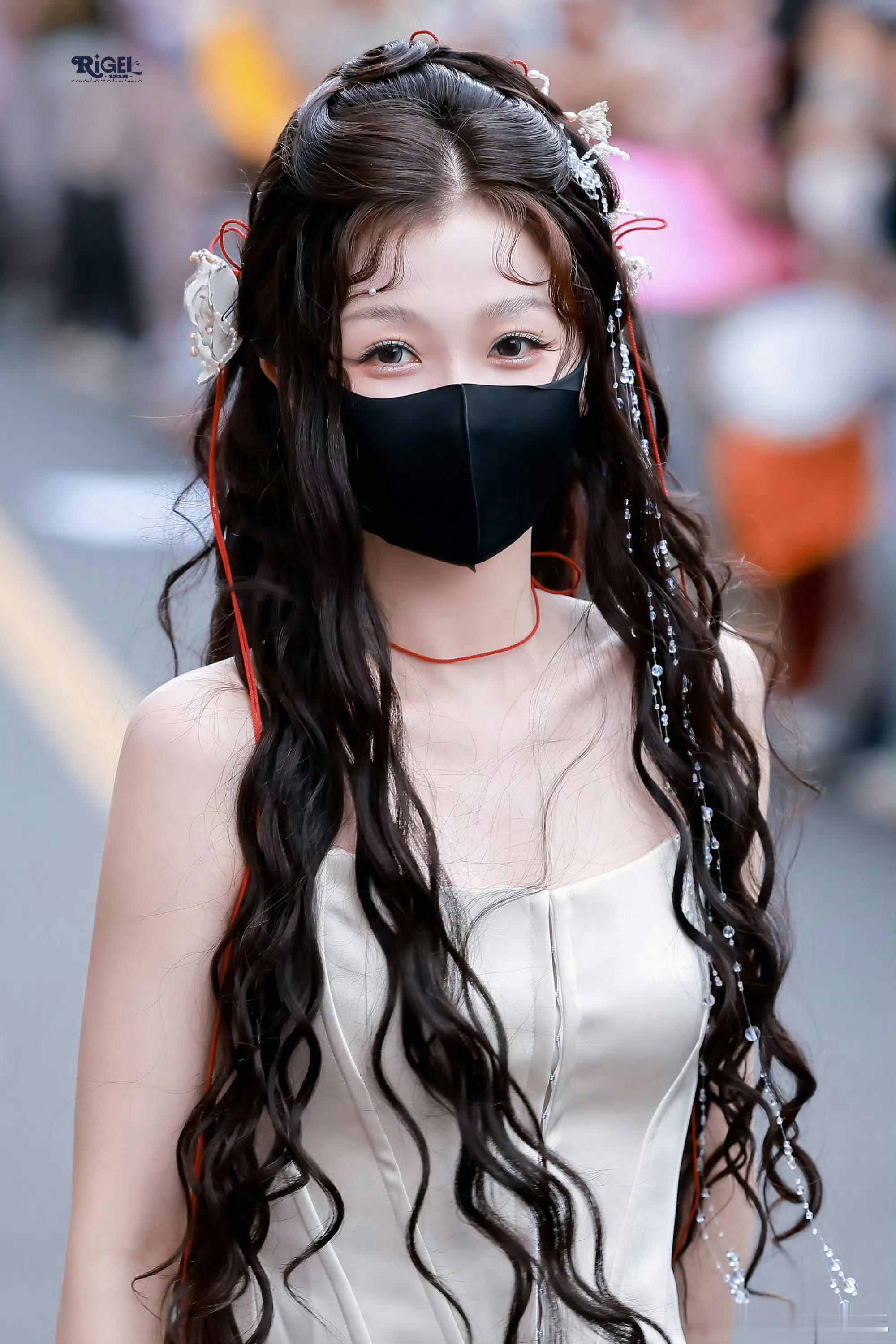 虞书欣虞书欣 高妹谁懂虞书欣这个高妹身段！白色吊带衬得肩颈线条流畅优越高挑，又甜