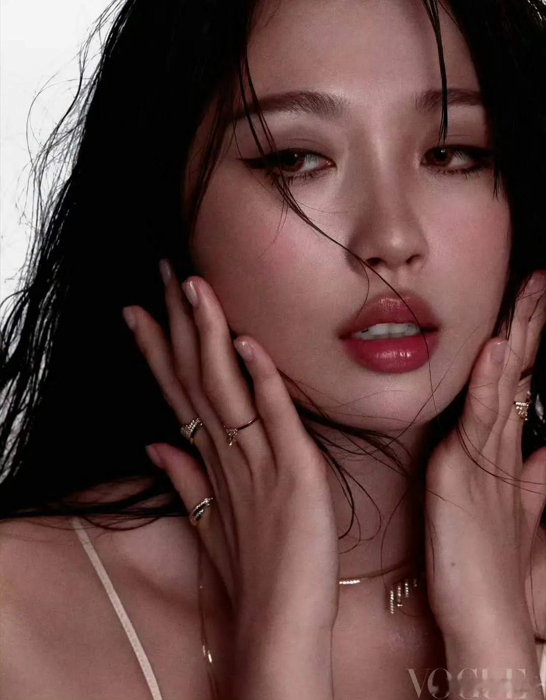 虞书欣团队不审杂志图的吗？拍的这是什么…不愧偶像是Lisa ​​​