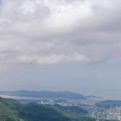 生活就像登山，越往上走，风景越美，遇到的困难也越多，但只要你不放弃，就一定能登顶