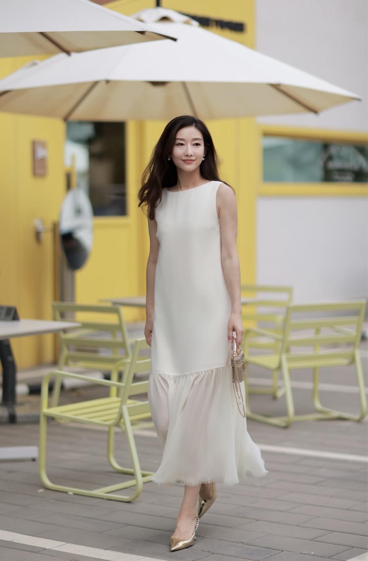 你喜欢哪一种气质的美人?白色的雪纺长裙，尽显温婉优雅的气质美