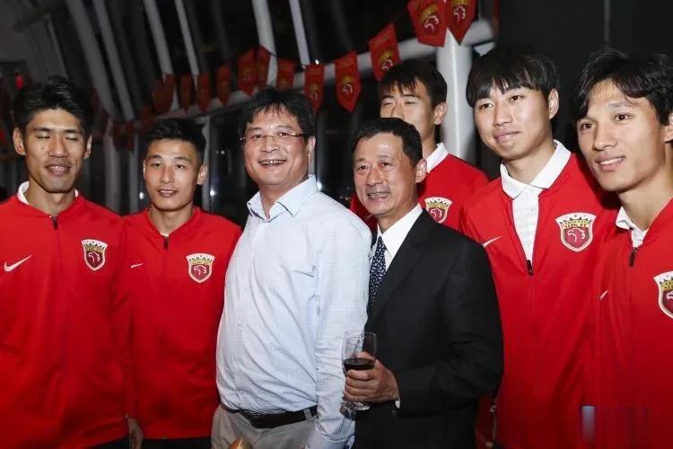 上海海港彻底慌了——冠军没了！

随着上海上港集团总裁严峻被双规，被查，中超冠军