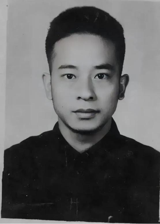 1948年，罗广斌身份暴露，但他哥哥是中将，敌人不敢抓人，就找到他哥哥：“你弟弟