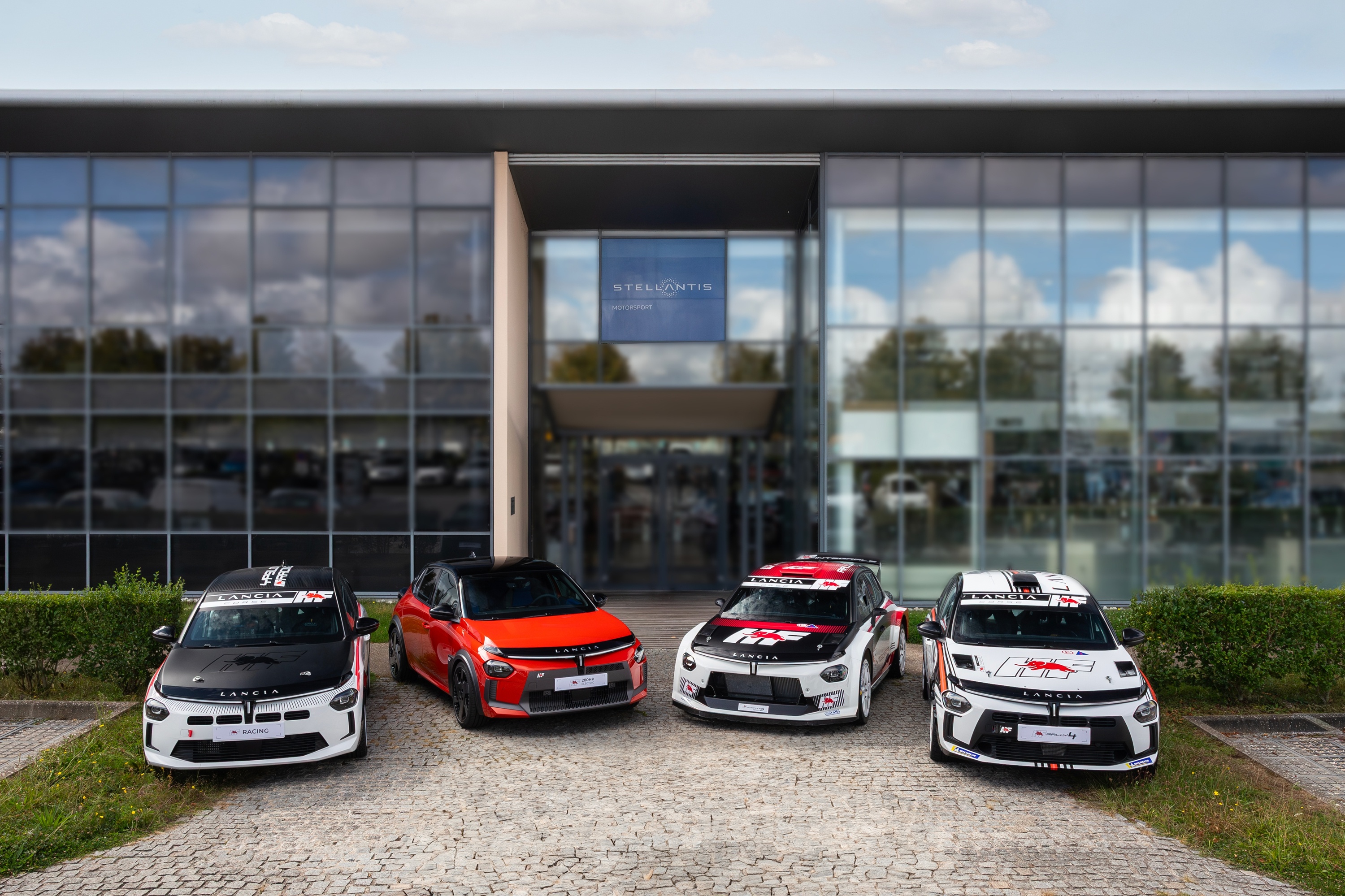 蓝旗亚Rally2组赛车正式发布~蓝旗亚在法国萨托里的Stellantis Mo