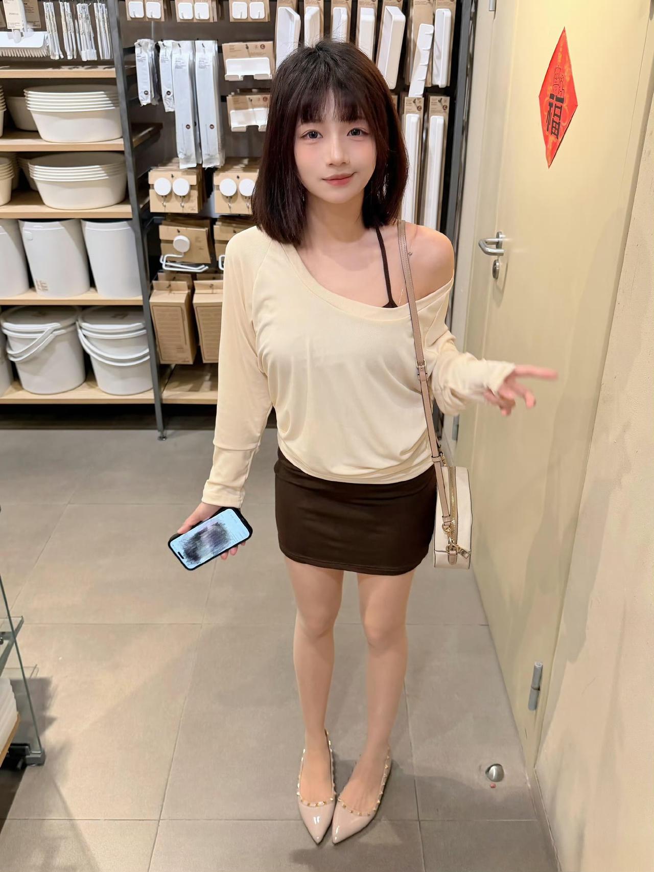 这套是“轻甜松弛风”穿搭，露肩细节+浅棕配色自带温柔氛围：
 
- 上衣选了米黄