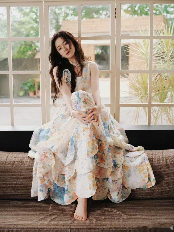 李兰迪广州活动今日份的温柔是兰迪给的！花花长裙配她灵动气质，绝了绝了。李兰迪广州