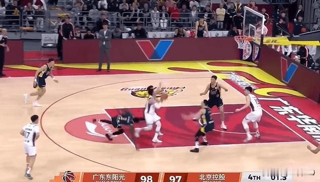 CBA绝杀大战回顾：廖三宁压哨抛投一剑封喉，北控99-98险胜广东
 
2026