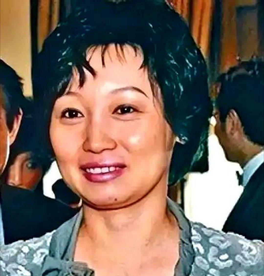 陪男人白手起家，创下了千亿帝国，结果男人在外面生了三个孩子，而情人就养在眼皮底下