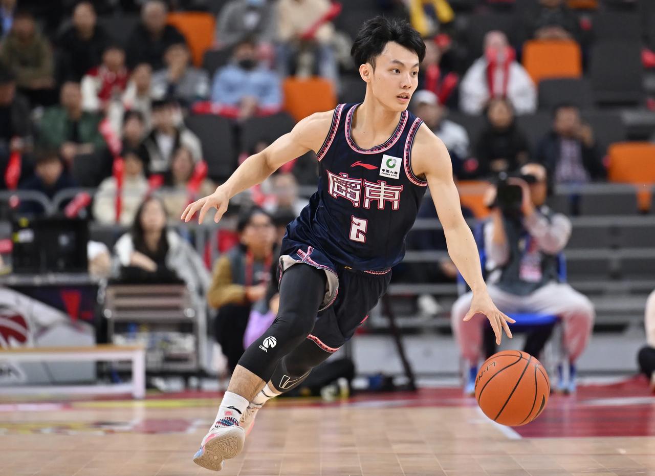 广东宏远男篮战胜广州龙狮男篮，这两点是球队获胜的主要原因

1、内线表现出色
周