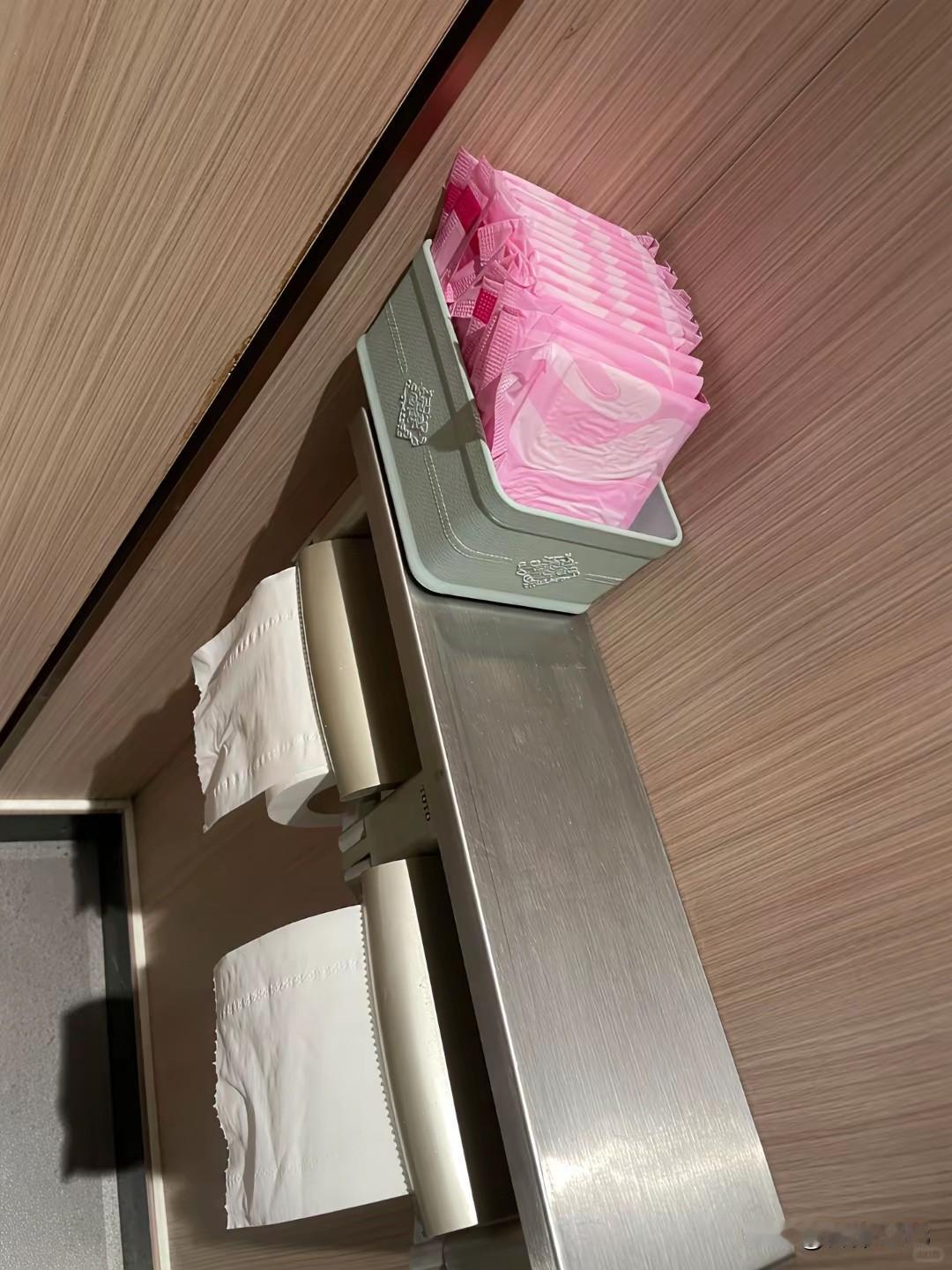 有女士卫生巾免费提供 作为女性同志，出差旅行是经常的事情，一些贴心的宾馆酒店，都