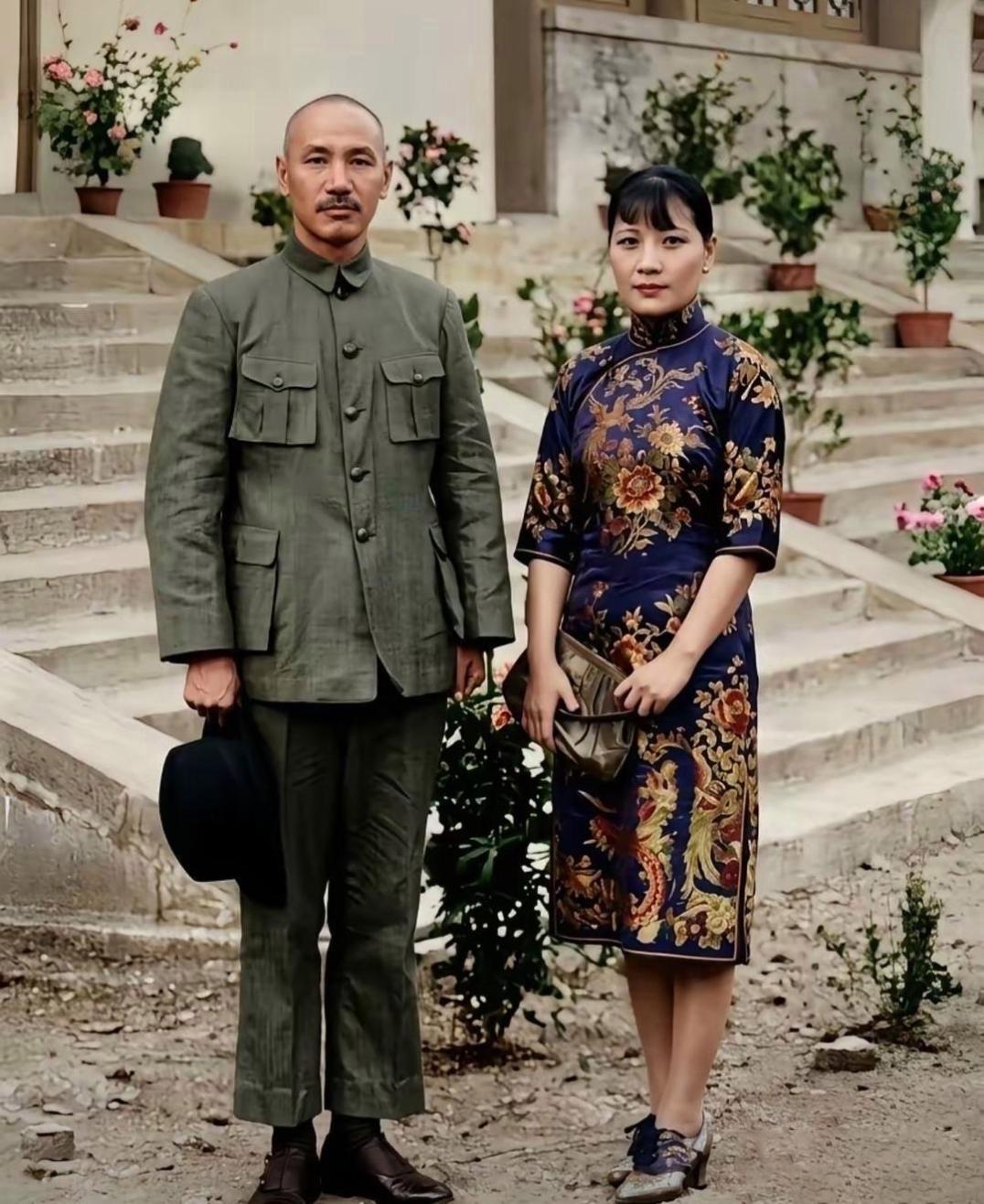 蒋介石和宋美龄的合影，两人相差十岁，但并没有正式谈过恋爱，就走到了一起。

两人