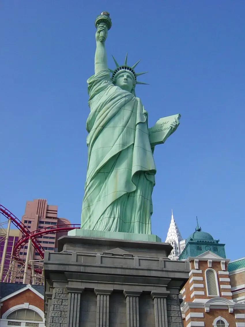 如果把美国看成一个王朝，那特朗普就像是末代的暴君。他穷兵黩武，动不动就发动战争，