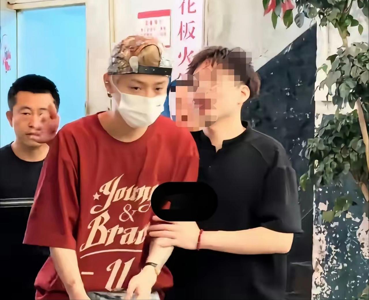 【成都火锅店泄露鹿晗包厢行程引流，周兆成：商家越界泄露隐私已侵权！】
 
艺人订