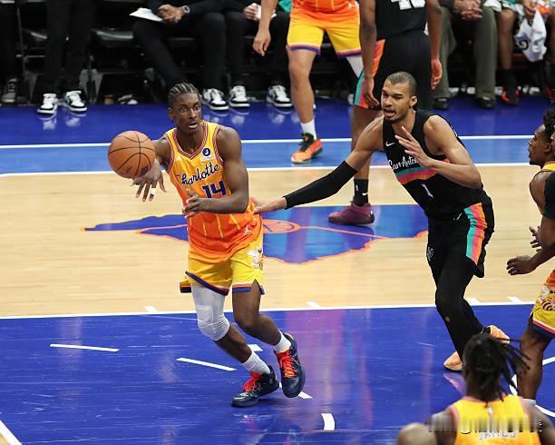 黄蜂最近拿下了6连胜，其中先发中锋穆萨-迪亚巴特（Moussa Diabate）