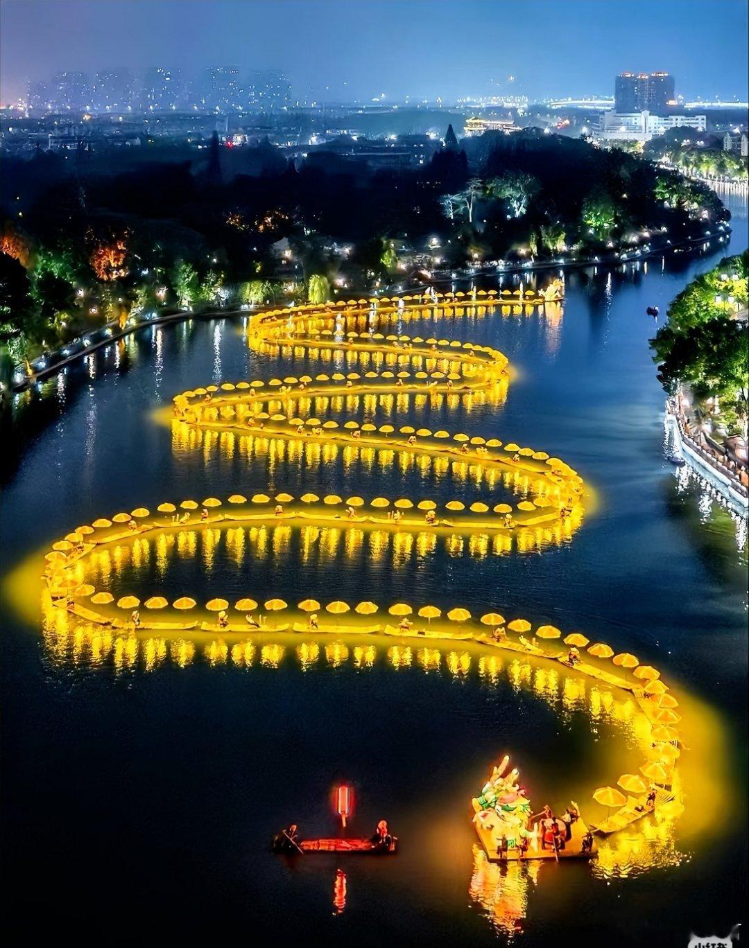 航拍还是美丽的，还是非常有感觉的，歌声我听见的，还不错。黄伞连绵作巨龙，澄河倒影